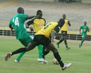 Championnat national de football :  Statu quo au sommet, du mouvement en bas du tableau