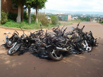 Réparateurs de motos: Petit métier, gros sou