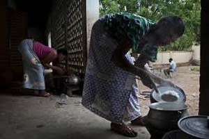 Période de Ramadan : les femmes au four et au moulin