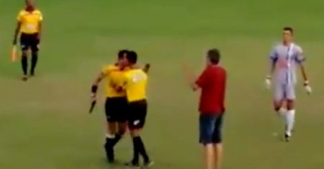 VIDEO. Un arbitre brésilien dégaine un pistolet en plein match