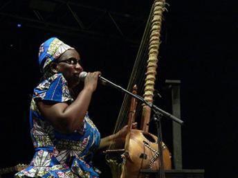 Madina Ndiaye, première joueuse de kora au Mali : "Que les femmes restent derrière les hommes"