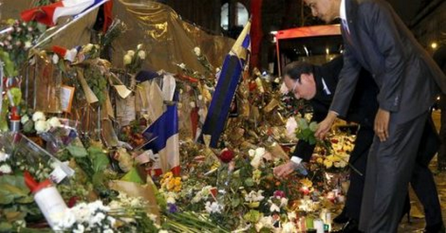 Obama se recueille avec Hollande devant le Bataclan