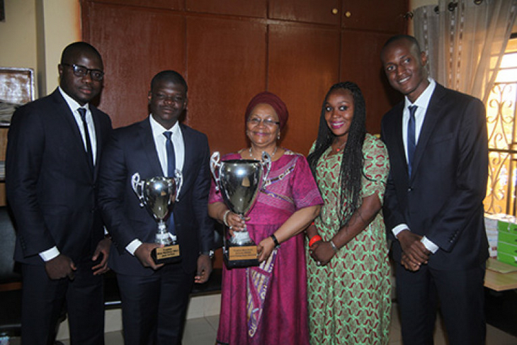 Premier Trophée des Premières Dames de la Zone UEMOA : Mme KEITA Aminata MAIGA reçoit les lauréats