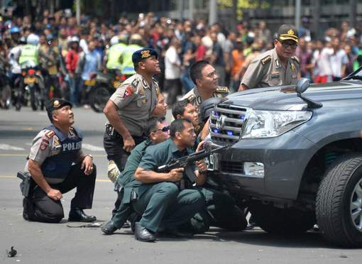 Cinq assaillants et deux civils tués à Jakarta