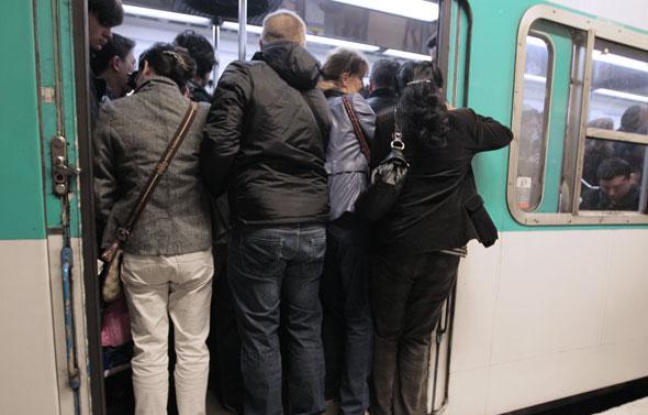 Paris: Un homme de 24 ans meurt traîné par le métro