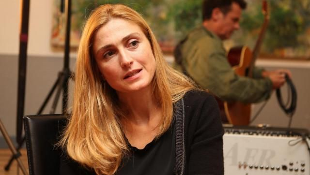 Julie Gayet furieuse de l’image de notable aisé renvoyée par son père