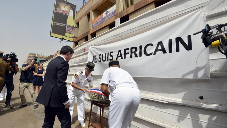 Valls rend hommage aux victimes des attaques de Ouagadougou