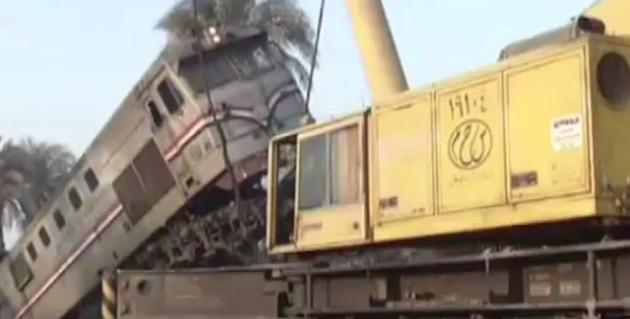 VIDEO. Un train déraille et se retrouve bloqué à plusieurs mètres du sol en Egypte