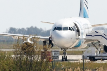 Avion égyptien détourné: le pirate de l'air arrêté, les passagers sains et saufs