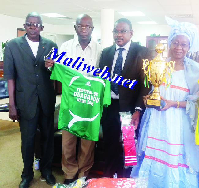 Mémorial feu Oumar Touré dit TOB à Nara : Banou Makadji offre des équipements sportifs et un trophée à l'Adcna