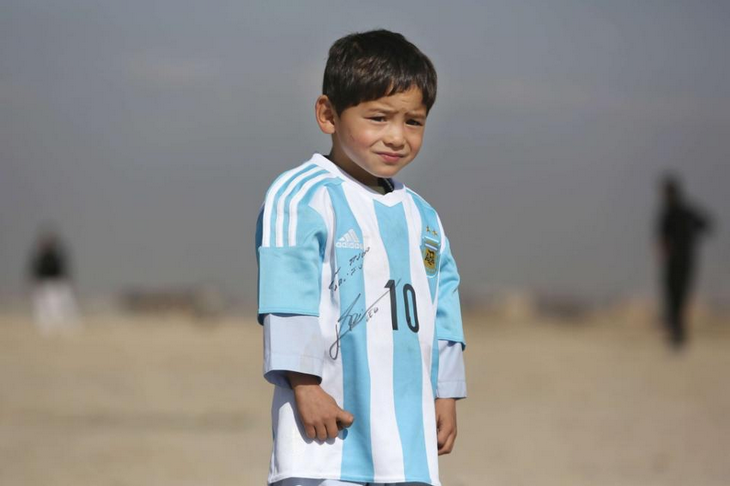 L'enfant afghan qui avait un maillot en sac plastique de Messi a rencontré son idole