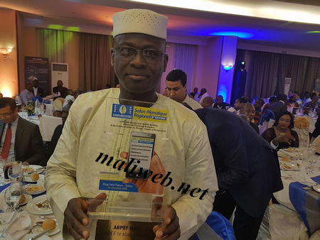 Moussa Alassane Diallo, Président de l’Apbef, honoré :   «Je dédie ce trophée à tous les dirigeants des établissements bancaires et financiers…»