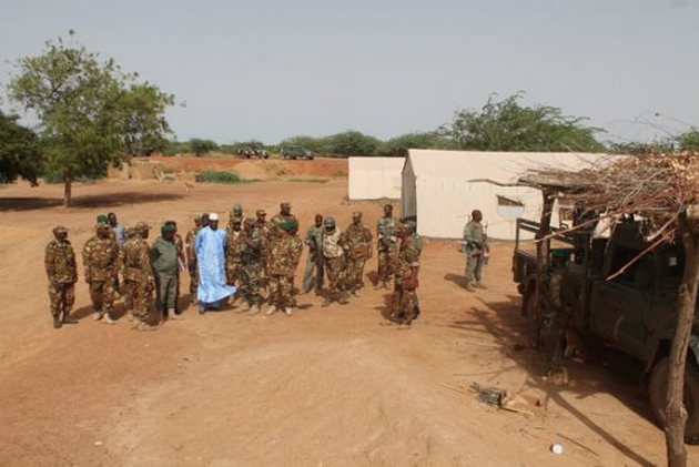 Visite du ministre Tiéman Hubert Coulibaly à Diabaly : L’AID EL FITR avec la troupe