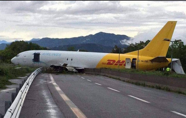 Un avion atterrit au mileu de la route à Bergame