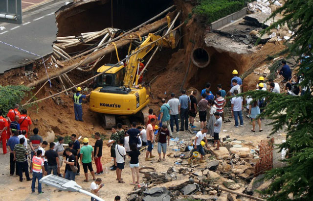 VIDEO. Chine: Un trou de 30 mètres s'ouvre dans une rue, avalant plusieurs passants