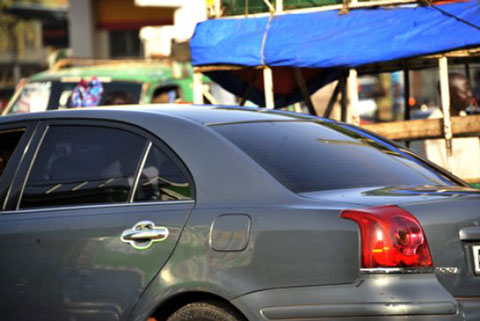 Usage des vitres teintées, à couches réfléchissantes et des films plastiques apposés sur les véhicules automobiles :  Ce que la loi dit !