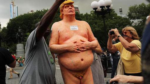 INSOLITE - Une statue peu flatteuse de Trump nu fait sensation à New York