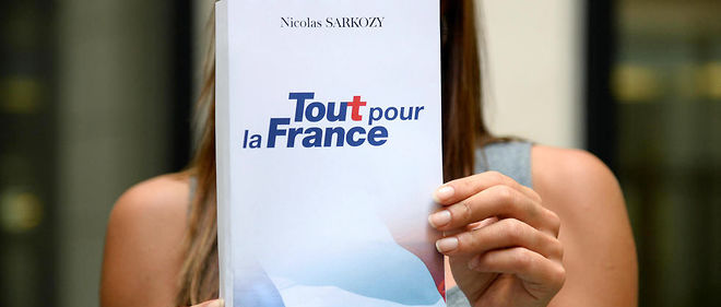 Le "t" rouge de "Tout pour la France" enflamme la Toile