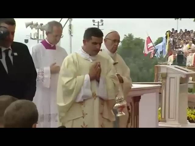 Le pape François chute après avoir raté une marche en Pologne