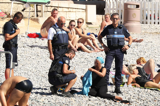 Indignation devant les photos d’une femme voilée contrôlée sur la plage à Nice