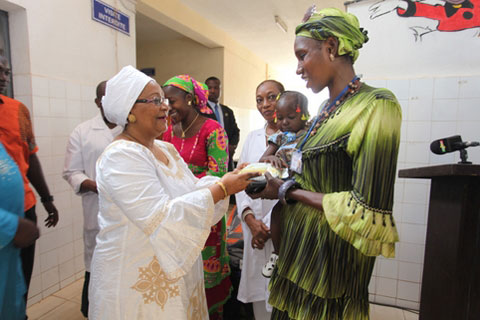 La Première dame à l’hôpital Gabriel Touré : solidarité renouvelée envers les orphelins du sida