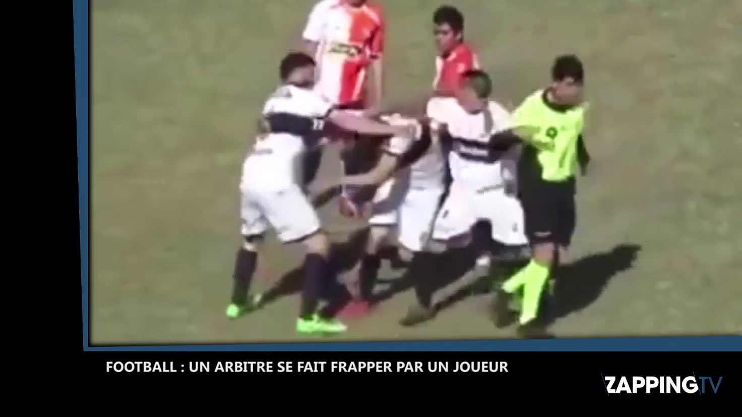 Football : un joueur frappe violemment un arbitre, la vidéo choc