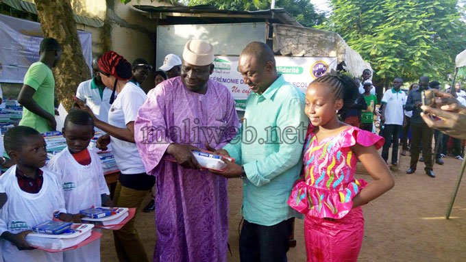 Le Pdg de la Sifma-Sa, Mamadou G. Coulibaly  lors de la remise de 350 kits scolaires par sa société à des enfants : "Notre société demeure profondément enracinée dans une dynamique de partage de bénéfices avec les populations"