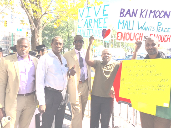 La diaspora malienne proteste devant le siège des nations-unies aux à New-York (USA) :  «Que la France arrête son soutien aux groupes armés !»