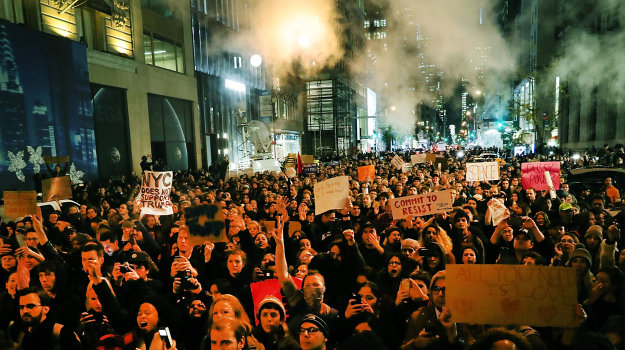 "PAS MON PRÉSIDENT !"  : Manifestations monstres à New York et plusieurs autres villes pour protester contre la victoire de Donald Trump à l'élection présidentielle