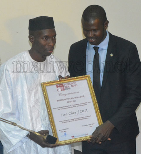 Récompense destinée aux fonctionnaires honnêtes et intègres : L'Adjudant Issa Dia de Bamako remporte  le trophée de Integrity idol Mali 2016