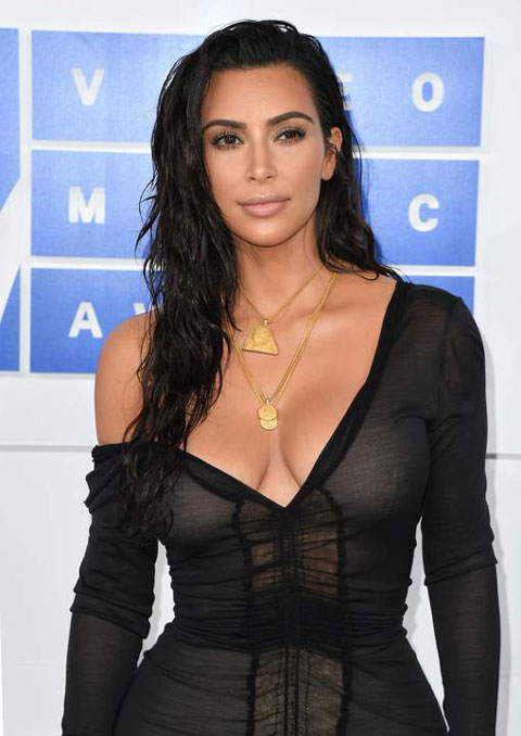 Kim Kardashian aperçue sans son alliance; le couple au bord de la rupture?