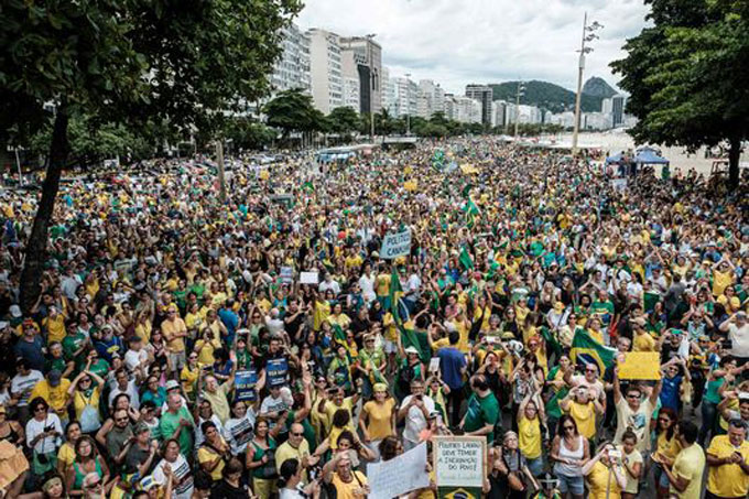 Les Brésiliens dans la rue contre la corruption