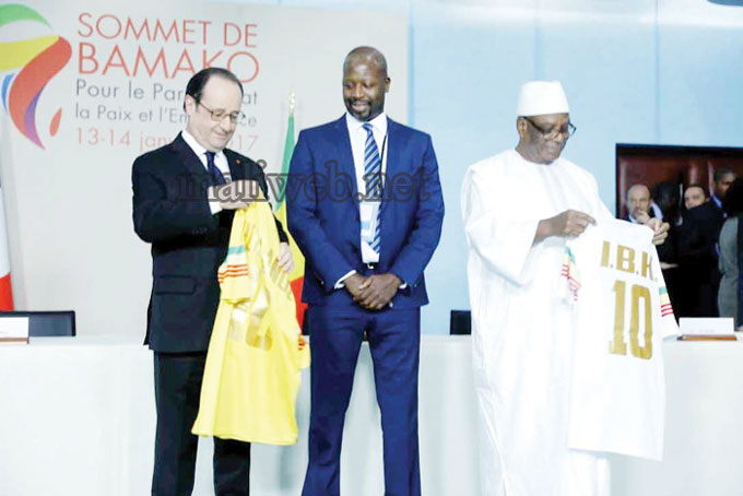 En marge du sommet Afrique France : Malamine Koné offre le nouveau maillot des Aigles du Mali à IBK et Hollande