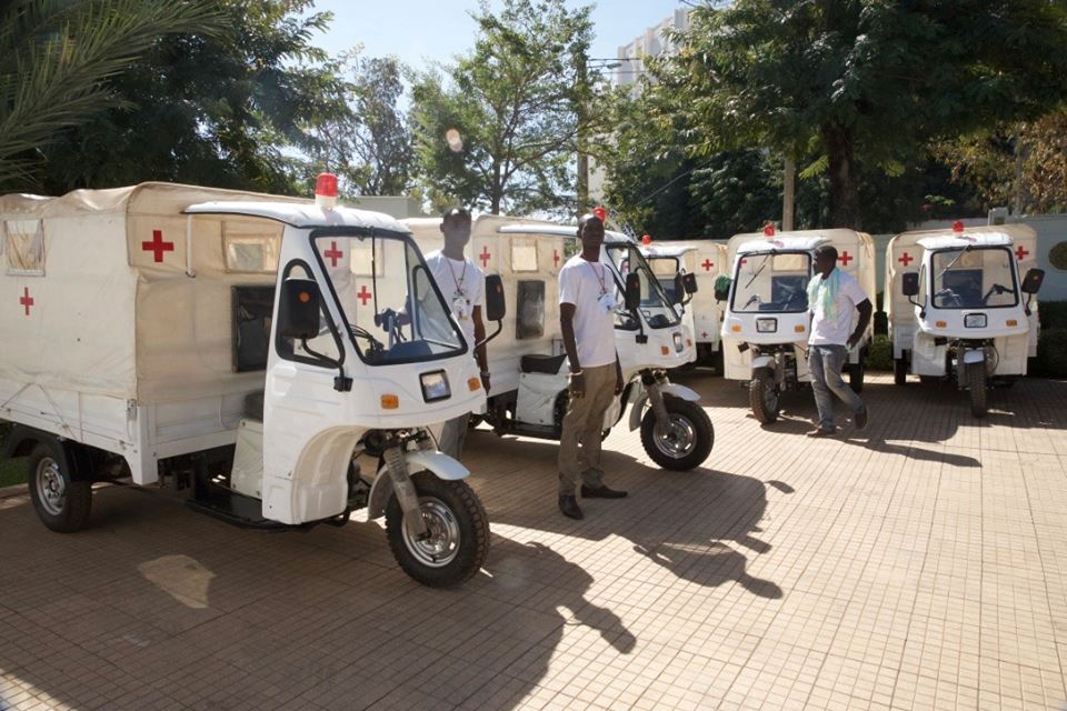 Évacuation des malades des zones rurales : La Première Dame, KÉÏTA Aminata MAÏGA reçoit des ambulances tricycles médicalisés du Groupe Togola SA