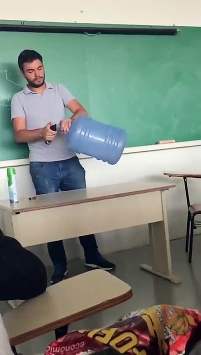 Ce prof de chimie va faire une expérience surprenante avec du feu et une bouteille !