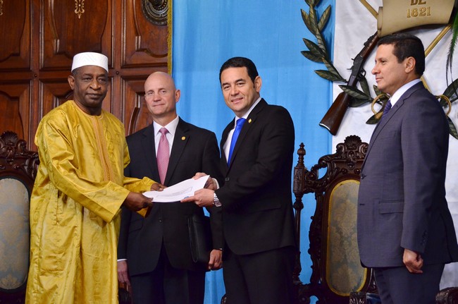 Ambassade du Mali à la Havane : L’Ambassadeur Abdoul Kader TOURÉ, présente ses Lettres de créances au président du Guatemala