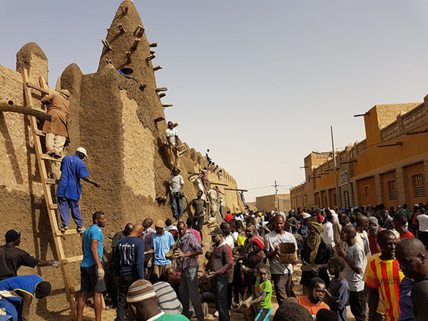 Crépissage de la mosquée de Djingareyber : les communautés perpétuent leurs traditions ancestrales.