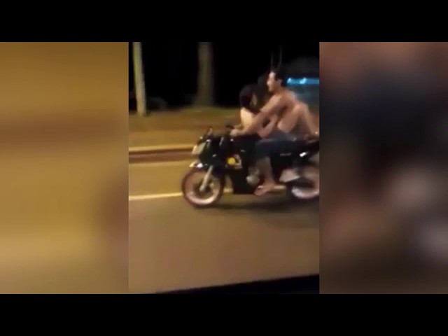 Un couple à moitié nu s'envoie en l'air sur une moto