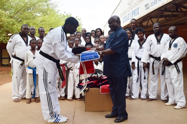 Pour le développement des arts martiaux au Mali : TSV Taekwondo Allersberg d’Allemagne fait don de matériel au club Taekwondo de la paix de Bamako