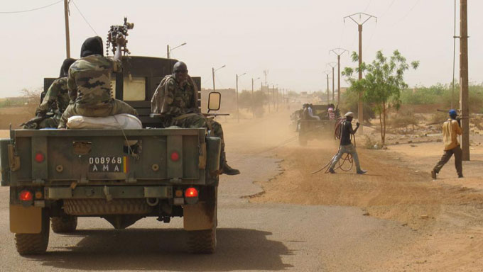 Quatre civils tués au Mali, où l’armée impose des limitations de circuler