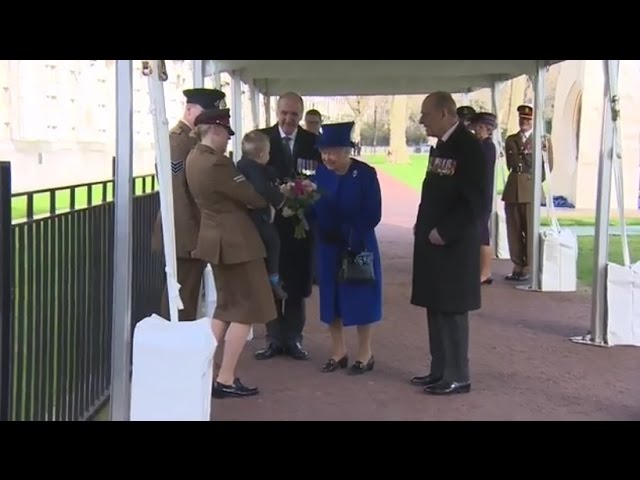 En colère, ce petit garçon refuse de donner un bouquet à la reine d'Angleterre