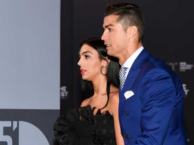 Harcelée par les fans et les paparazzis, la girlfriend de Cristiano Ronaldo a dû quitter son job