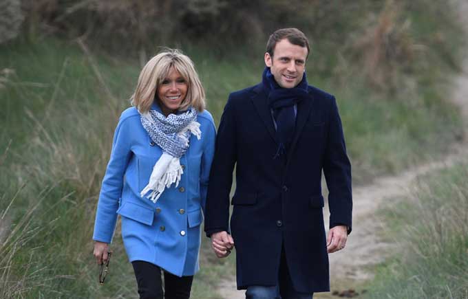 Présidentielle: Qui est Brigitte Macron, la femme en marche aux côtés du candidat