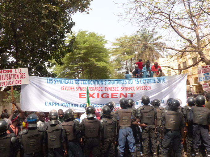 Grève des enseignants au Mali: la société civile appelle à la reprise des cours