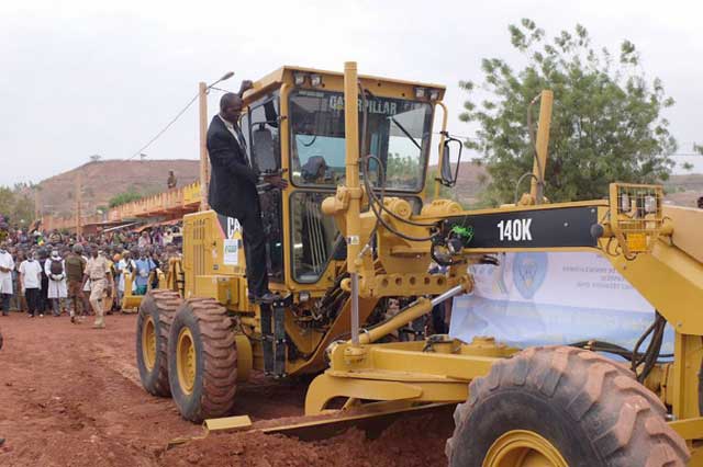 Le président IBK a lancé mercredi les travaux de bitumage de la route Banconi-Dialakorodji-Safo-Nossombougou : Long de 56 km pour un coût de 27 milliards Fcfa, la fin des travaux est prévue dans 15 mois