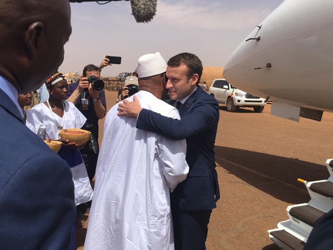 Macron en visite à Gao: un premier couac diplomatique envers l'Algérie?