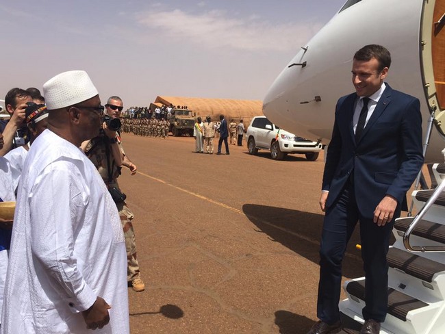 Ibrahim Boubacar KÉÏTA et son homologue Français Emmanuel MACRON : Présentation du partenariat militaire Barkhane-FAMAs