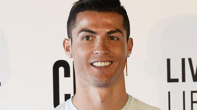 Cristiano Ronaldo est devenu papa de jumeaux grâce à une mère porteuse