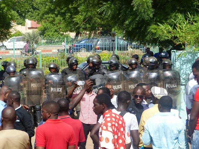 Liberté en danger : La marche du mouvement Trop c’est Trop contre la révision constitutionnelle réprimée dans le sang !