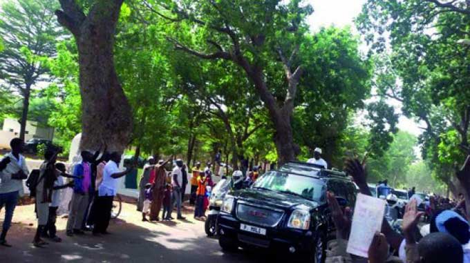 Koulikoro : Les femmes des licenciés de l’Huicoma bloquent le cortège présidentiel